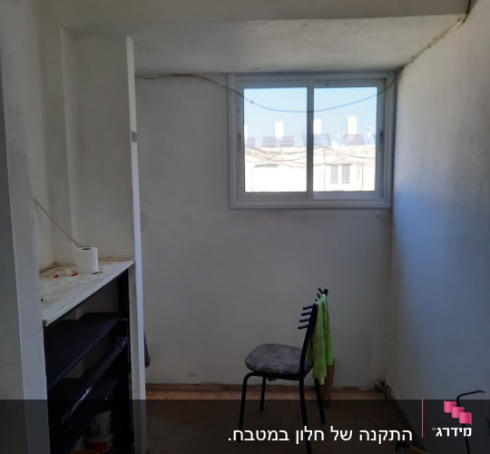 חלון אלומיניום עם מסגרת לבנה בחדר ריק